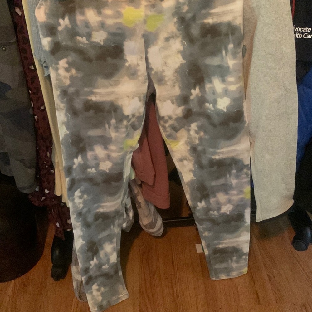 Really cute tye dye leggings! Simply Vera (Vera wang) size large new with tags